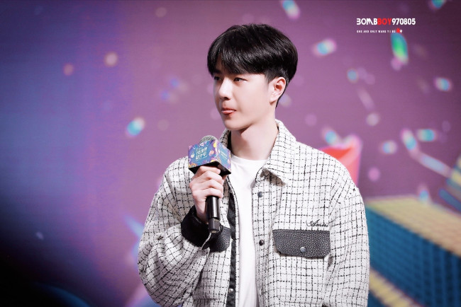 Обои картинки фото мужчины, wang yi bo, пиджак, микрофон, язык