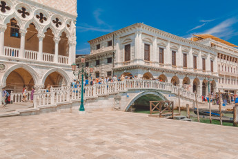 Картинка города венеция+ италия канал мостик фонарь туристы