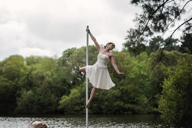 Обои картинки фото девушки, - брюнетки,  шатенки, река, шест, шатенка, платье, поза