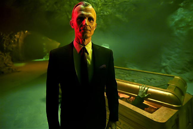 Обои картинки фото кино фильмы, the strain, мужчина, гроб, монстр