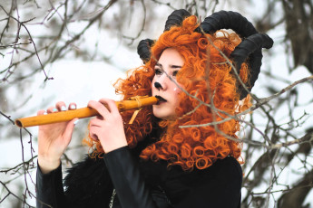 Картинка девушки ира+сокол образ косплей наряд костюм нос рога лес ветки зима снег дудка