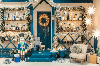 Картинка праздничные украшения дом дверь полки снег кресло фигурки