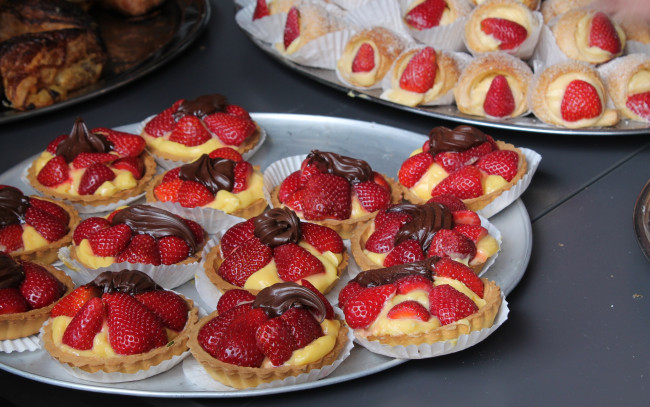 Обои картинки фото еда, пирожные,  кексы,  печенье, ягоды, клубника, крем