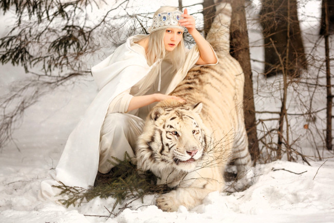 Обои картинки фото девушки, - блондинки,  светловолосые, блондинка, шапка, наряд, тигр, снег, зима, лес