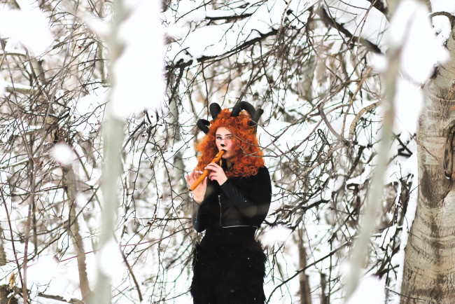 Обои картинки фото девушки, ира сокол, образ, косплей, наряд, костюм, нос, рога, лес, ветки, зима, снег, дудка