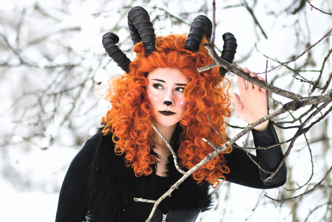 Обои картинки фото девушки, ира сокол, образ, косплей, наряд, костюм, нос, рога, лес, ветки, зима, снег