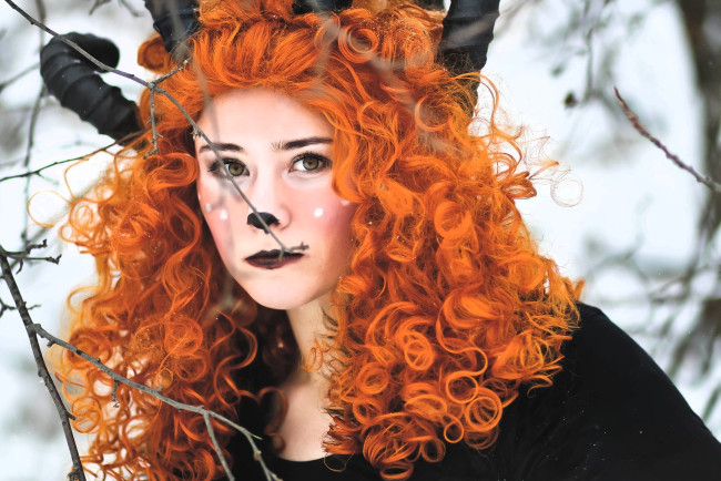 Обои картинки фото девушки, ира сокол, образ, косплей, наряд, костюм, нос, рога, лес, ветки, зима, снег