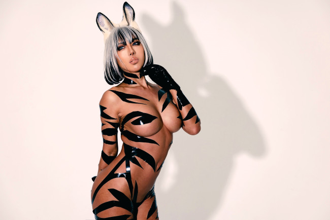 Обои картинки фото девушки, nonsummerjack, образ, косплей, наряд, костюм, ушки, зебра, полоски, перчатки