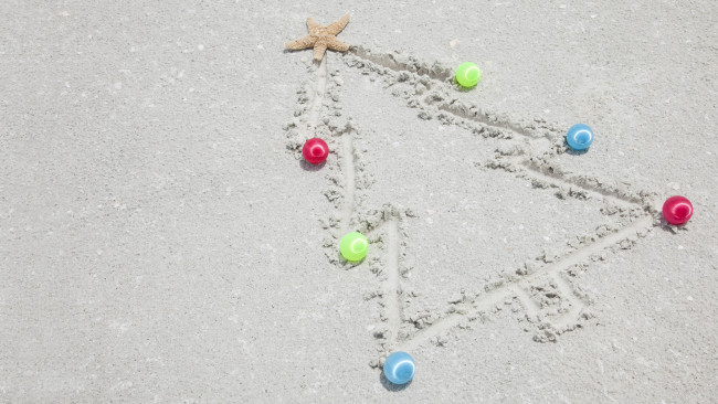 Обои картинки фото праздничные, разное, новый, год, игрушки, песок, елка