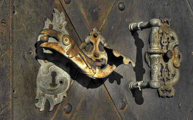 Обои картинки фото разное, ключи, замки, дверные, ручки, кованая, ручка