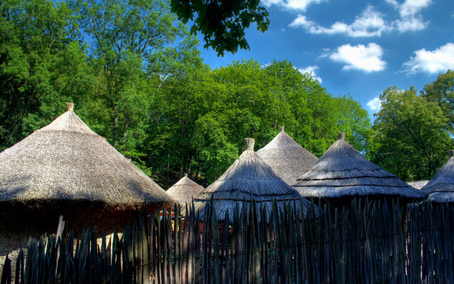 Обои картинки фото разное, сооружения, постройки, деревья, хижины, забор