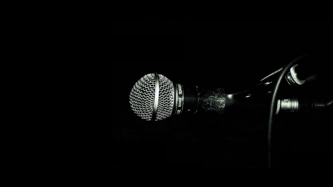 Обои картинки фото студийный, микрофон, музыка, другое, черный, фон