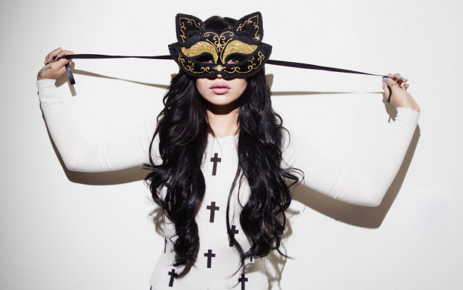 Обои картинки фото Hanna Beth, девушки, маска, тату, серый, фон