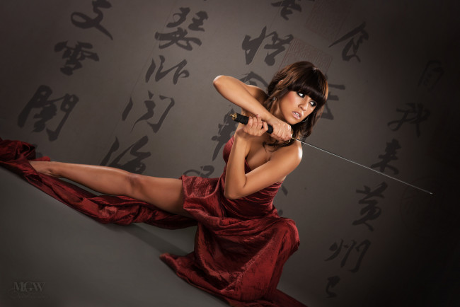 Обои картинки фото -Unsort Брюнетки Шатенки, девушки, unsort, брюнетки, шатенки, меч, сабля, катана, иероглифы