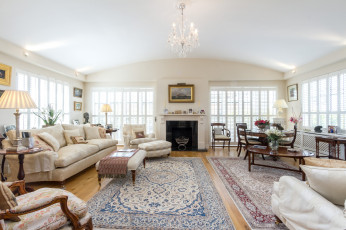 Картинка интерьер гостиная диван камин стол