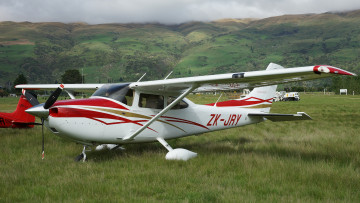 Картинка cessna+182tskylane авиация лёгкие+и+одномоторные+самолёты поле одномоторный легкий трава самолет