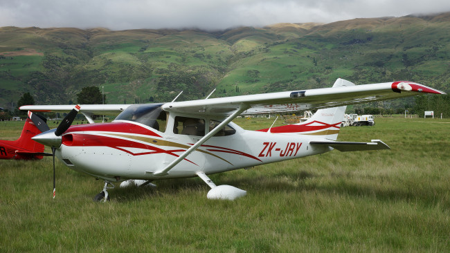 Обои картинки фото cessna 182tskylane, авиация, лёгкие и одномоторные самолёты, поле, одномоторный, легкий, трава, самолет