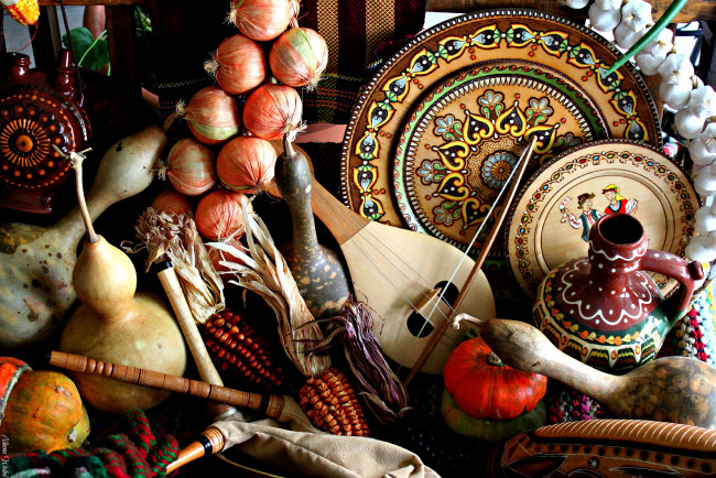 Обои картинки фото еда, натюрморт, тарелки, лук, тыква, домра
