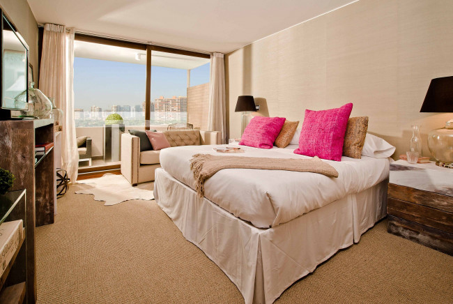 Обои картинки фото интерьер, спальня, окно, кровать, подушки