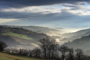 Картинка природа пейзажи небо утро туман горы холмы поля деревья трава дом