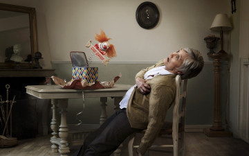 Картинка юмор+и+приколы инфаркт испуг старушка подарок коробка поздравление