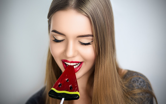 Обои картинки фото девушки, -unsort , лица,  портреты, макияж, лицо, девушка, арбуз, леденец