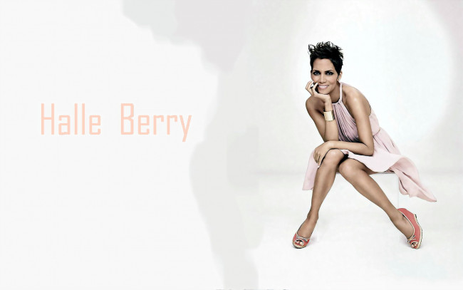 Обои картинки фото девушки, halle berry, браслет, каблуки, актриса, улыбка, брюнетка