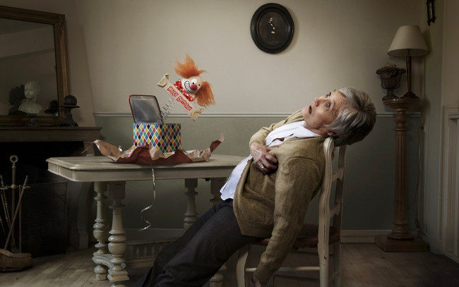 Обои картинки фото юмор и приколы, инфаркт, испуг, старушка, подарок, коробка, поздравление