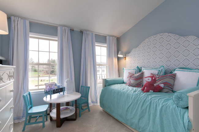 Обои картинки фото интерьер, детская комната, комната, детская, игрушки, столик, кровать, дизайн