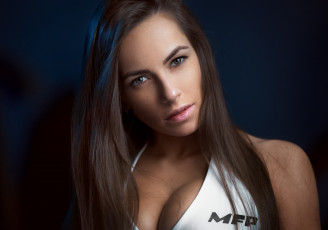 Картинка девушка девушки -unsort+ лица +портреты модель длинные+волосы декольте простой+фон игорь+егоров виктория 500px розовая+помада смотрит+на+зрителя