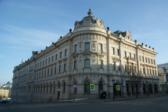 Картинка казань +ул +кремлевская +мусы+джалиля города -+здания +дома здание улица небо прохожие дорожные знаки