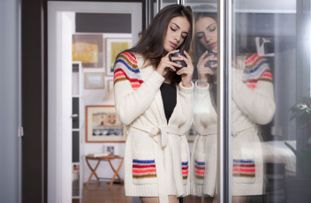 Картинка брюнетка+в+халатике девушки -unsort+ брюнетки темноволосые девушка отражение closed eyes халатик еva alegra black tops sweater mugs model brunette модель