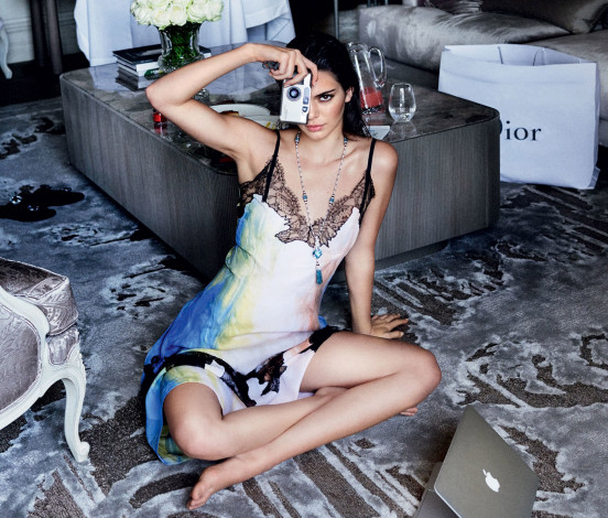 Обои картинки фото кендалл дженнер vogue 2017, девушки, kendall jenner, kendall, jenner, фотоаппарат, модель, фотосессия, vogue, 2017