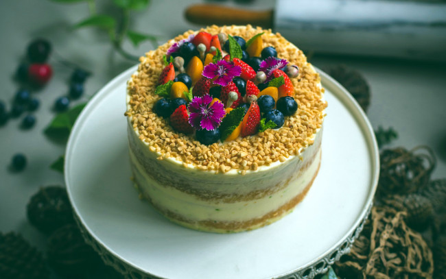 Обои картинки фото еда, торты, клубника, торт, орехи, черника, мята