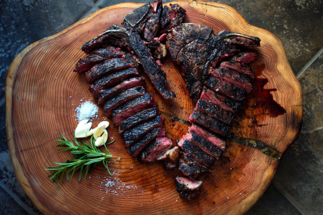 Обои картинки фото еда, мясные блюда, стейк, розмарин, чеснок