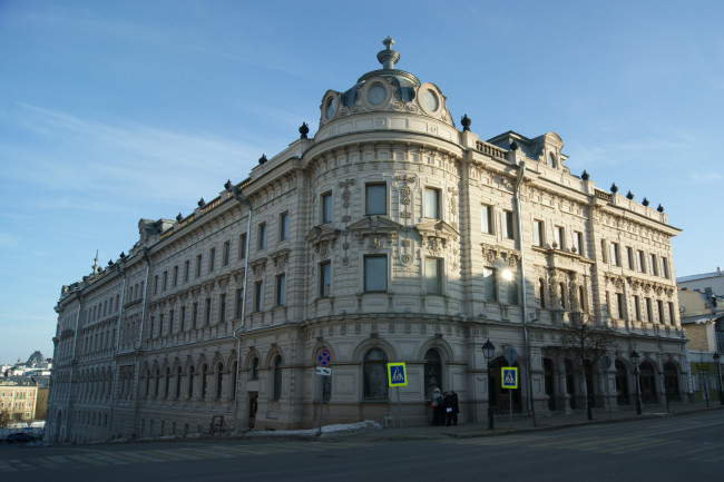 Обои картинки фото казань,  ул,  кремлевская,  мусы джалиля, города, - здания,  дома, здание, улица, небо, прохожие, дорожные, знаки