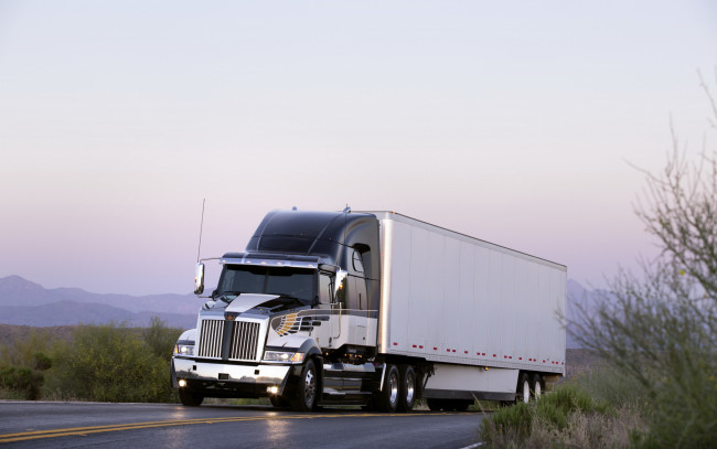 Обои картинки фото автомобили, western star, шоссе, трасса, дорога, фура, western, star, грузовик, серебристый, кусты, горы