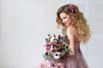 Картинка девушки -+блондинки +светловолосые локоны блондинка цветы букет