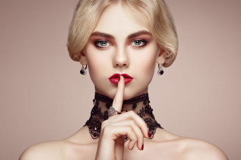 Картинка девушки -+лица +портреты серьги кольцо блондинка макияж жест