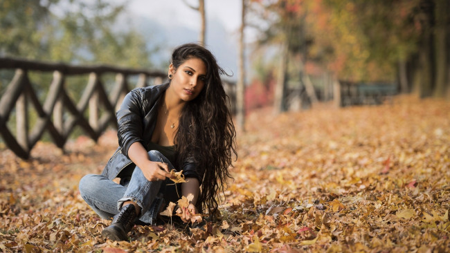 Обои картинки фото девушки, - брюнетки,  шатенки, осень, листопад, брюнетка, листья, поза, joanna