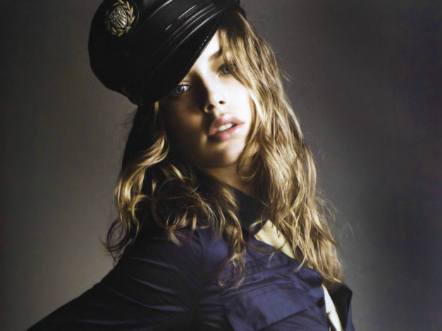 Обои картинки фото девушки, doutzen kroes, блондинка, фуражка