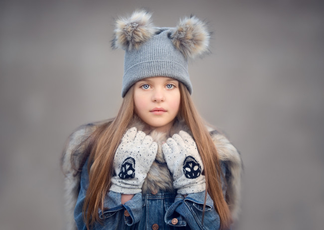 Обои картинки фото разное, дети, девочка, шапка, куртка, варежки