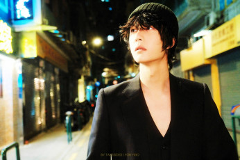 Картинка мужчины wang+yi+bo актер шапка пиджак улица