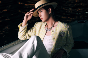 Картинка мужчины wang+yi+bo актер шляпа пиджак украшения лодка