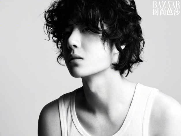 Обои картинки фото мужчины, wang yi bo, актер, лицо, кудри, майка