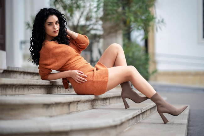 Обои картинки фото девушки, - брюнетки,  шатенки, брюнетка, поза, локоны