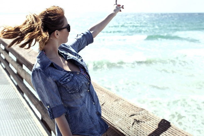 Обои картинки фото девушки, leanna decker, рыжая, очки, рубашка, море, пирс
