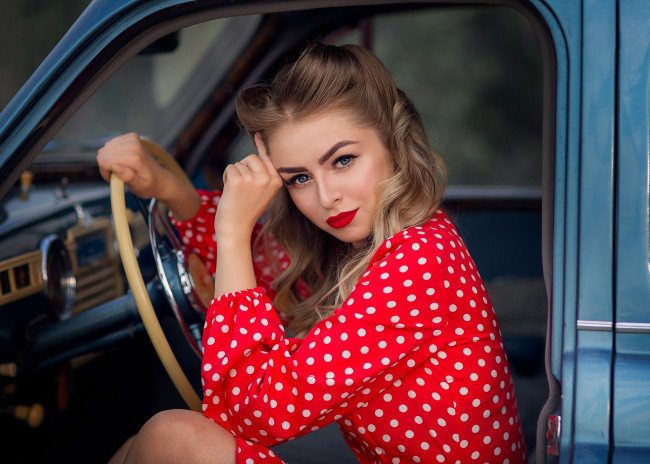 Обои картинки фото девушки, - блондинки,  светловолосые, блондинка, платье, руль, машина, ретро