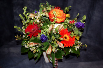 Картинка цветы букеты композиции альстромерия анемоны герберы розы