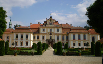 Картинка города дворцы замки крепости клумбы скамейки замок фонтан часы